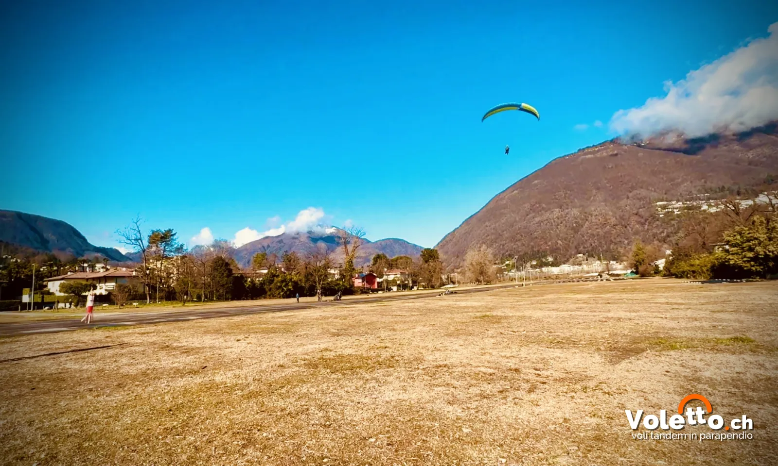 Parapendio sopra il prato dell'ex aeroporto di Ascona
