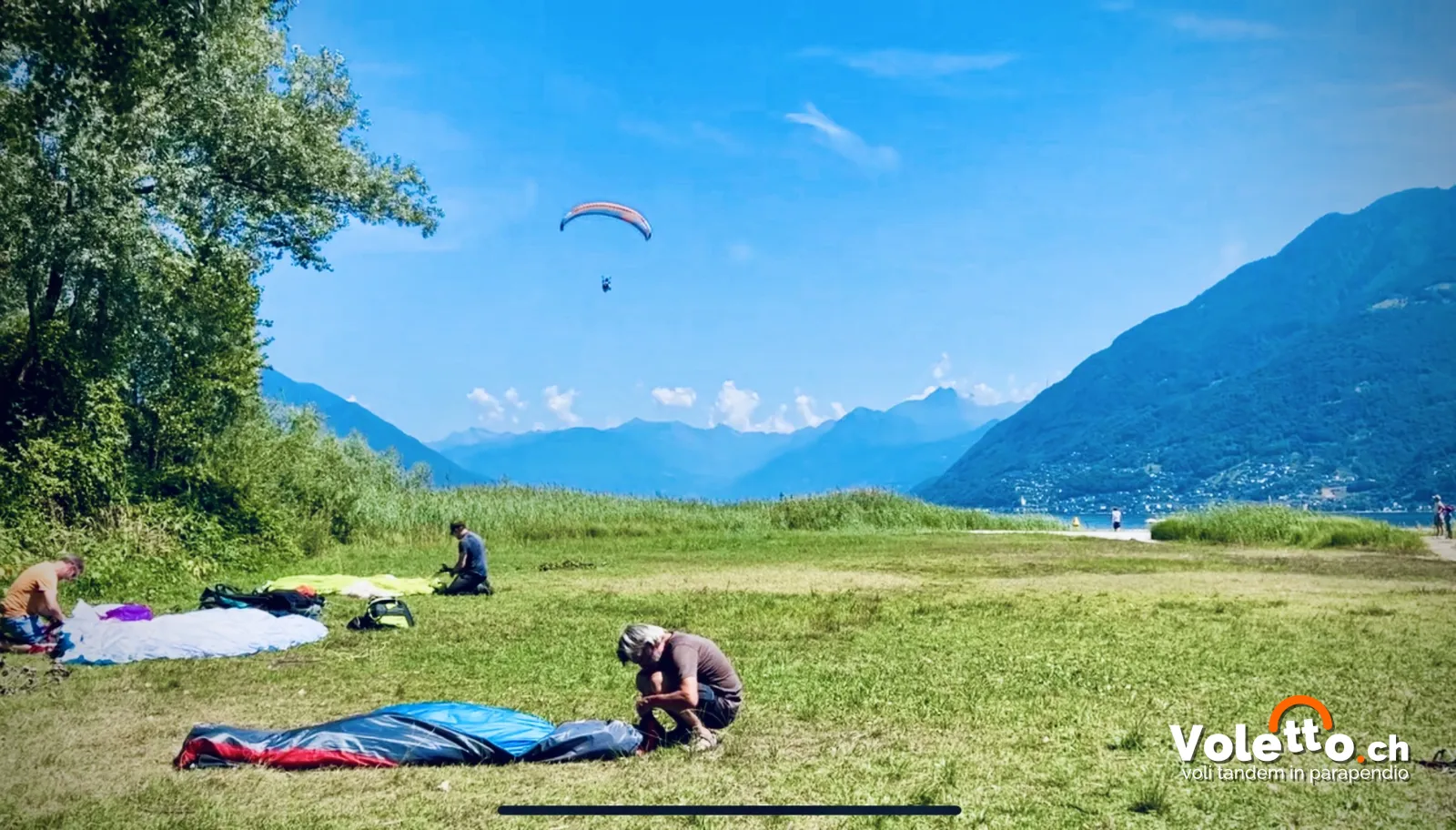 Il prato di atterraggio alla foce della Maggia a Locarno con un parapendio in volo