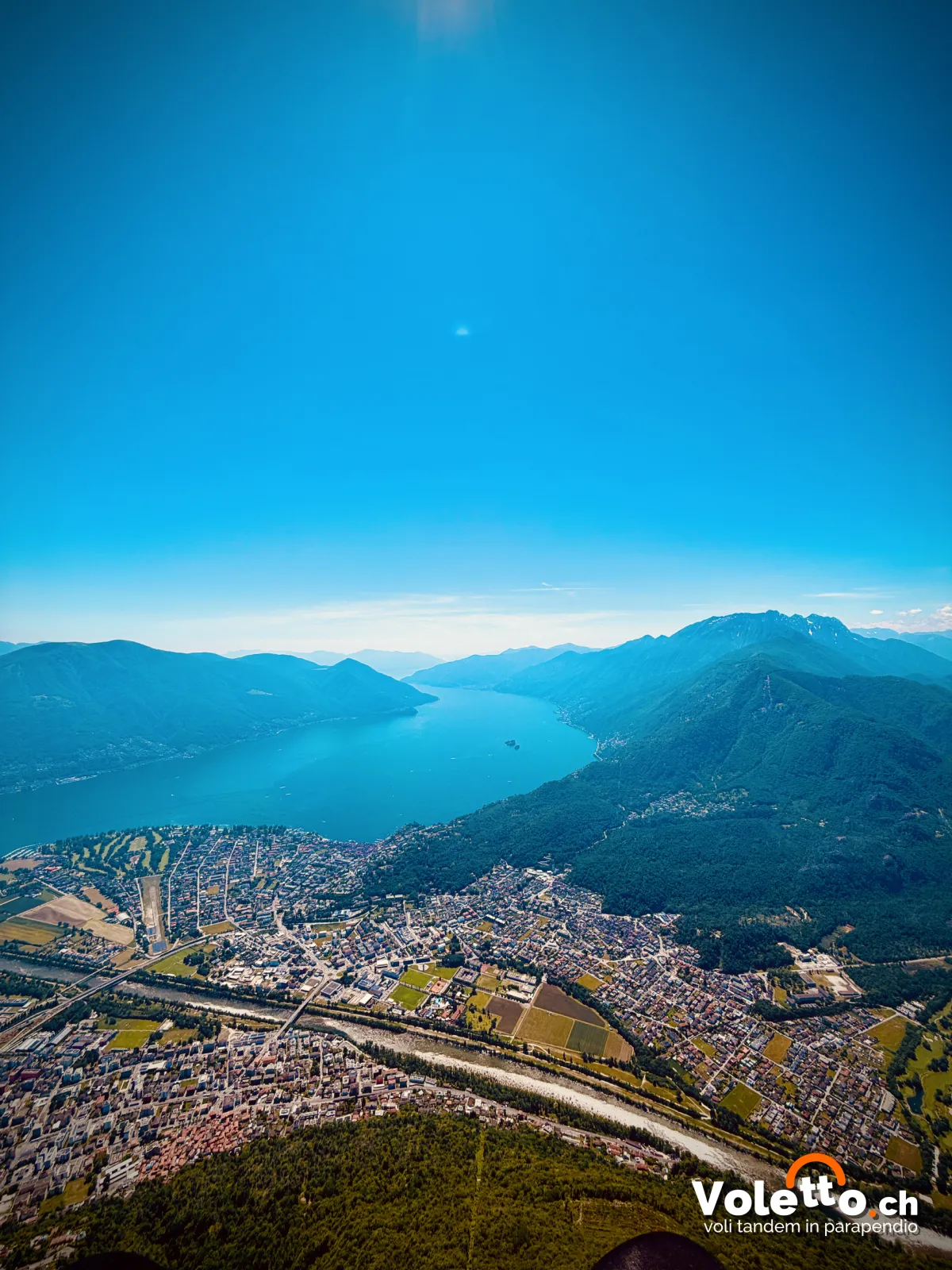 Locarno e il Lago Maggiore visti in volo da Cimetta Cardada