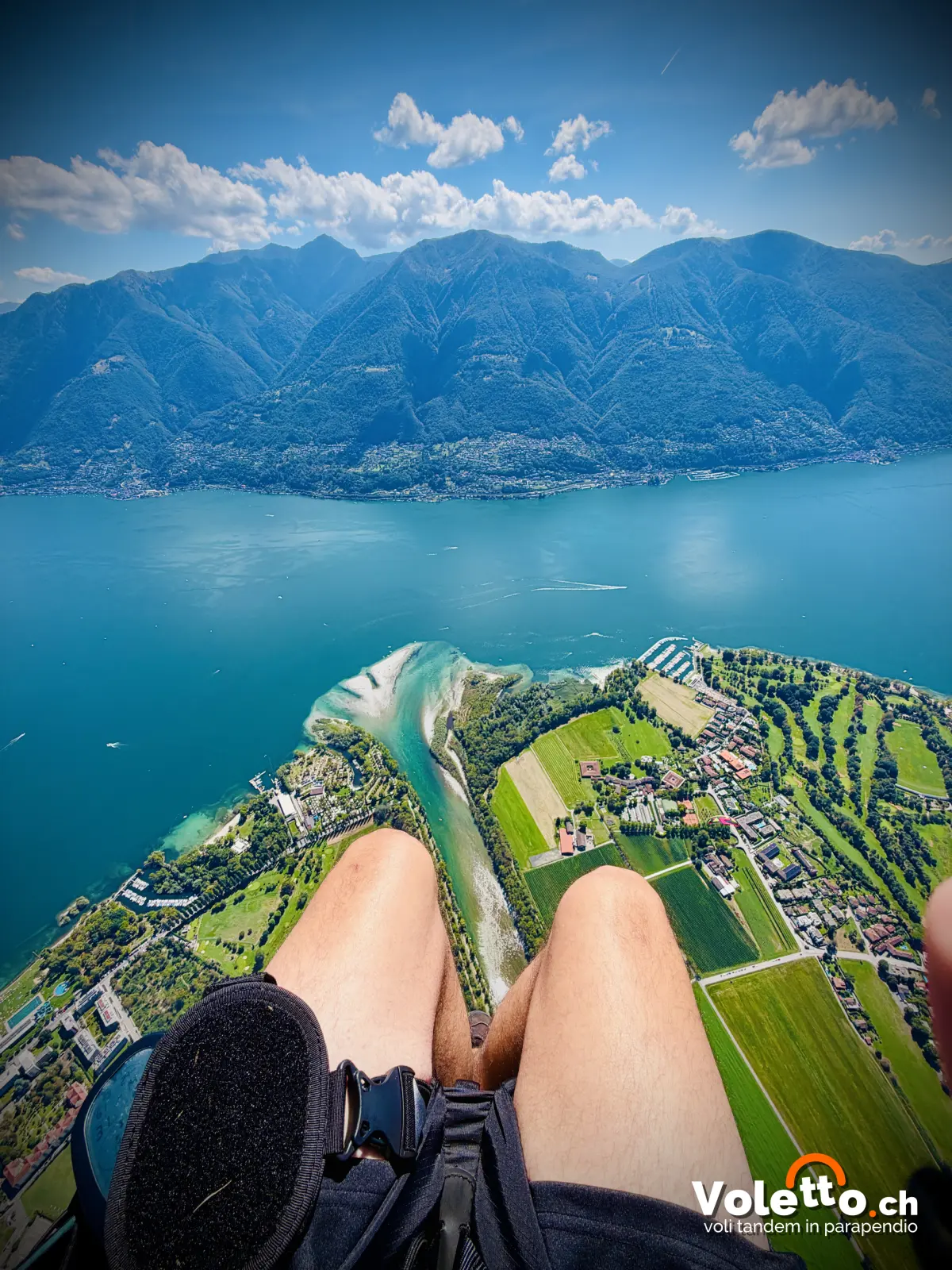 In volo tandem sopra il delta della Maggia e il Lago Maggiore