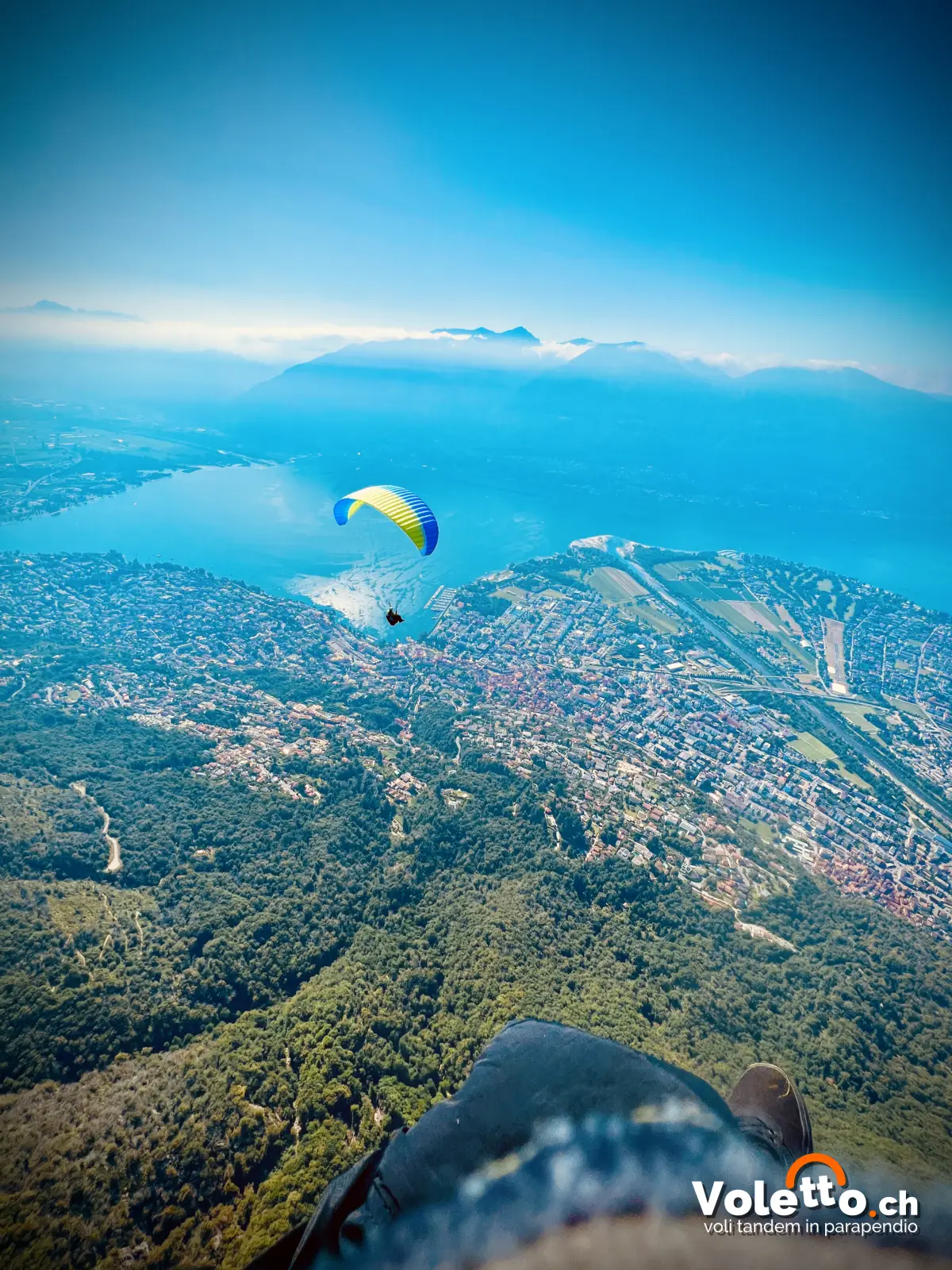Parapendio in volo sopra Locarno e il delta della Maggia