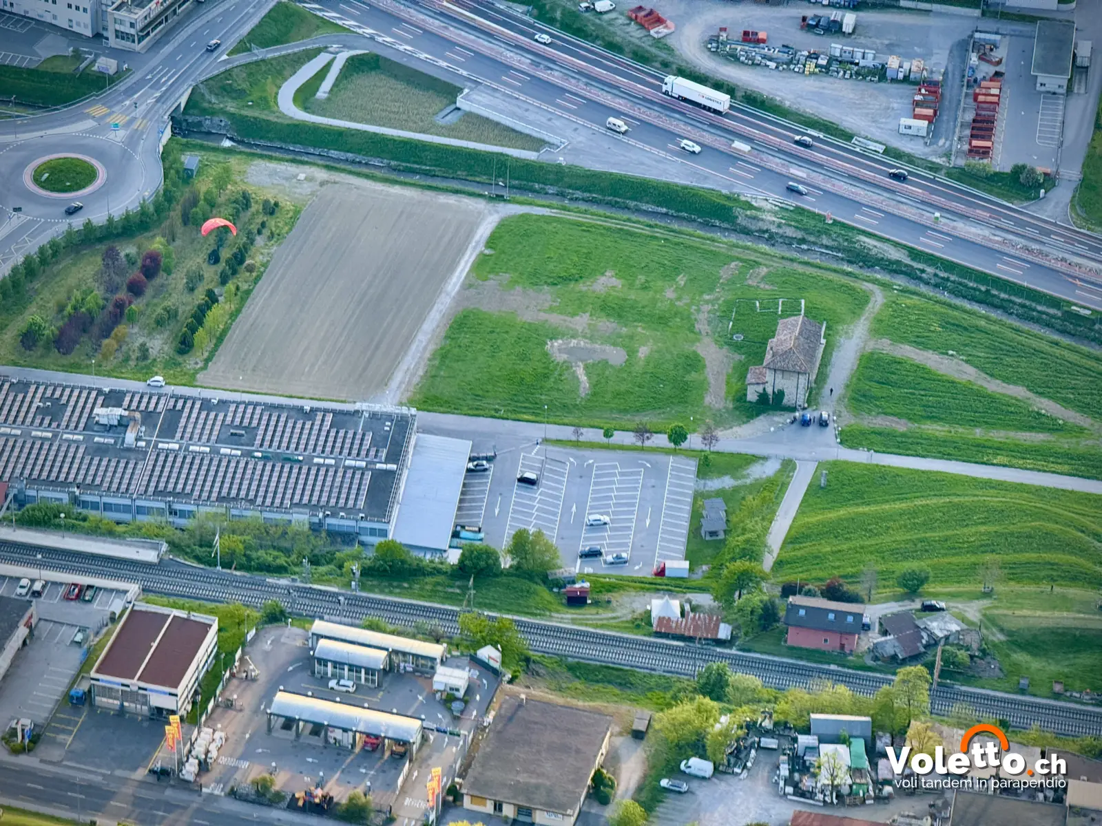 Vista aerea del prato della chiesetta di San Martino a Mendrisio, atterraggio dei voli tandem