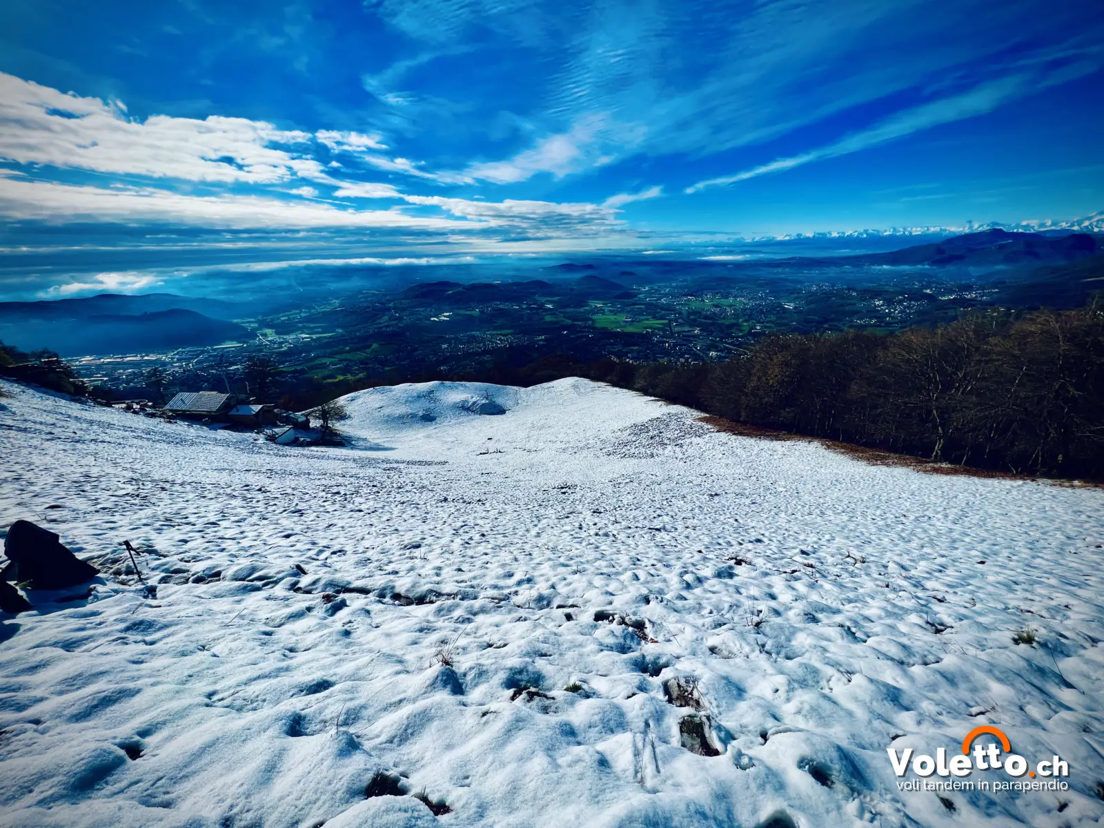 Il decollo del Monte Caviano innevato con vista sul Mendrisiotto e sulle Alpi