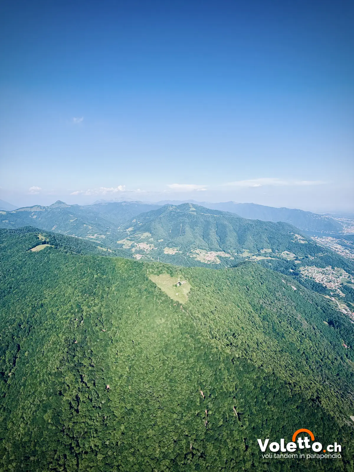 Il Monte Caviano visto dall'alto durante un volo in parapendio