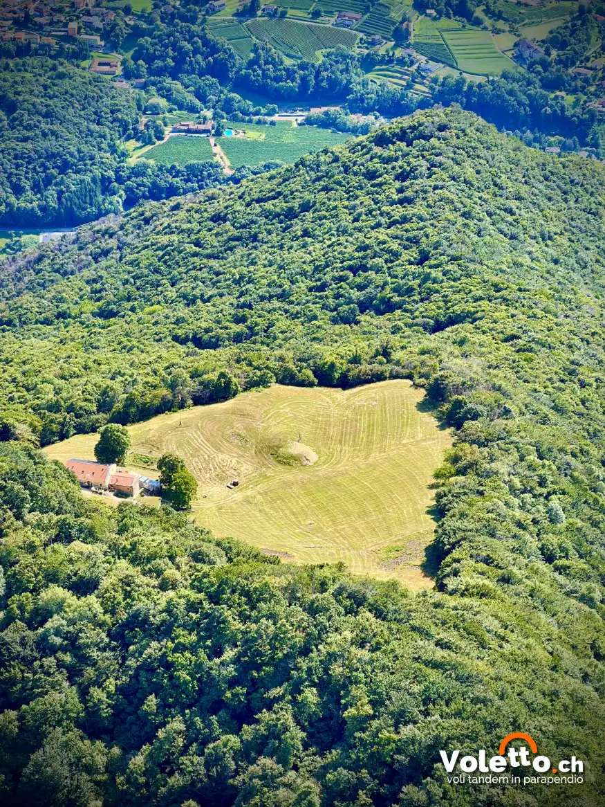 Il prato di decollo del Monte Caviano visto dall'alto