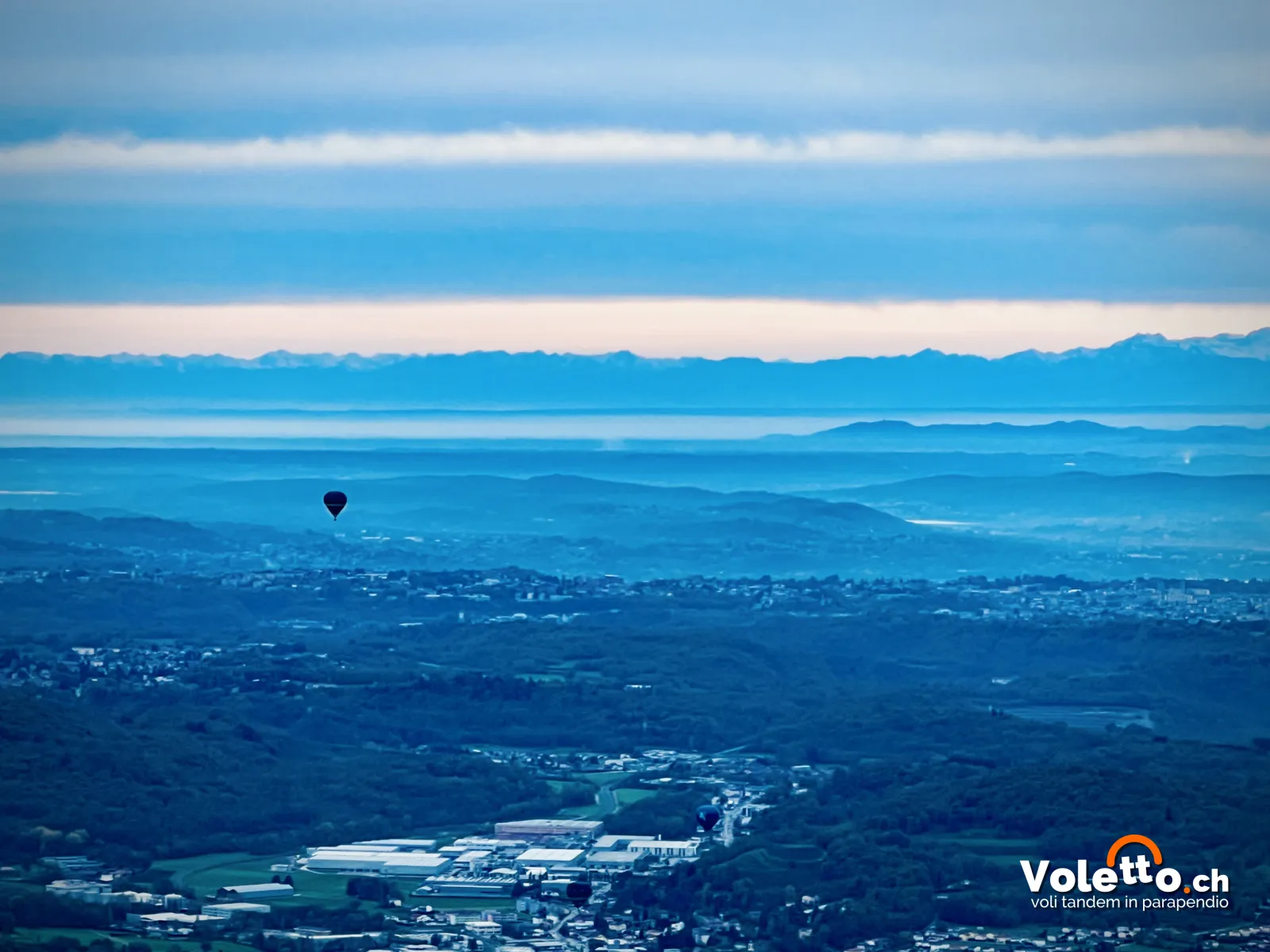 Una mongolfiera sopra il Mendrisiotto vista dal Monte Caviano