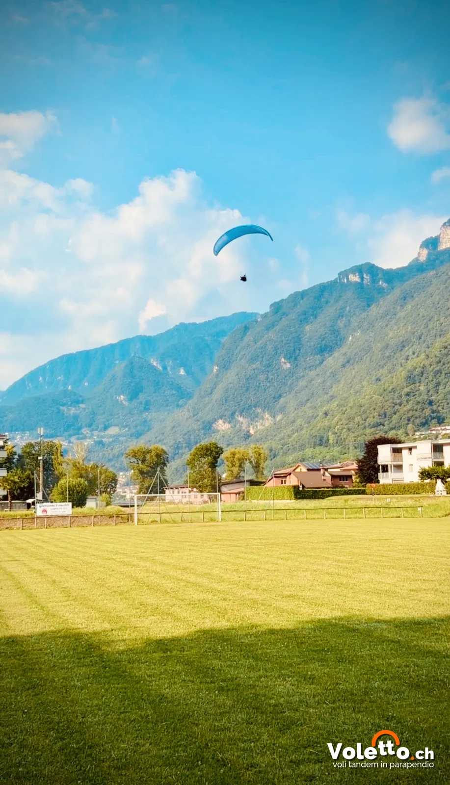 Parapendio in avvicinamento al campo sportivo di Capolago, atterraggio dei voli dal Monte Generoso