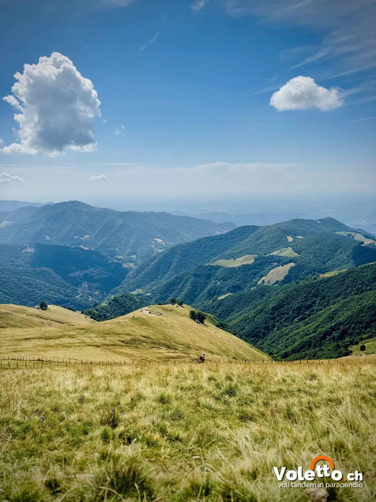 Il prato di decollo del Monte Generoso con vista sulle montagne del Mendrisiotto