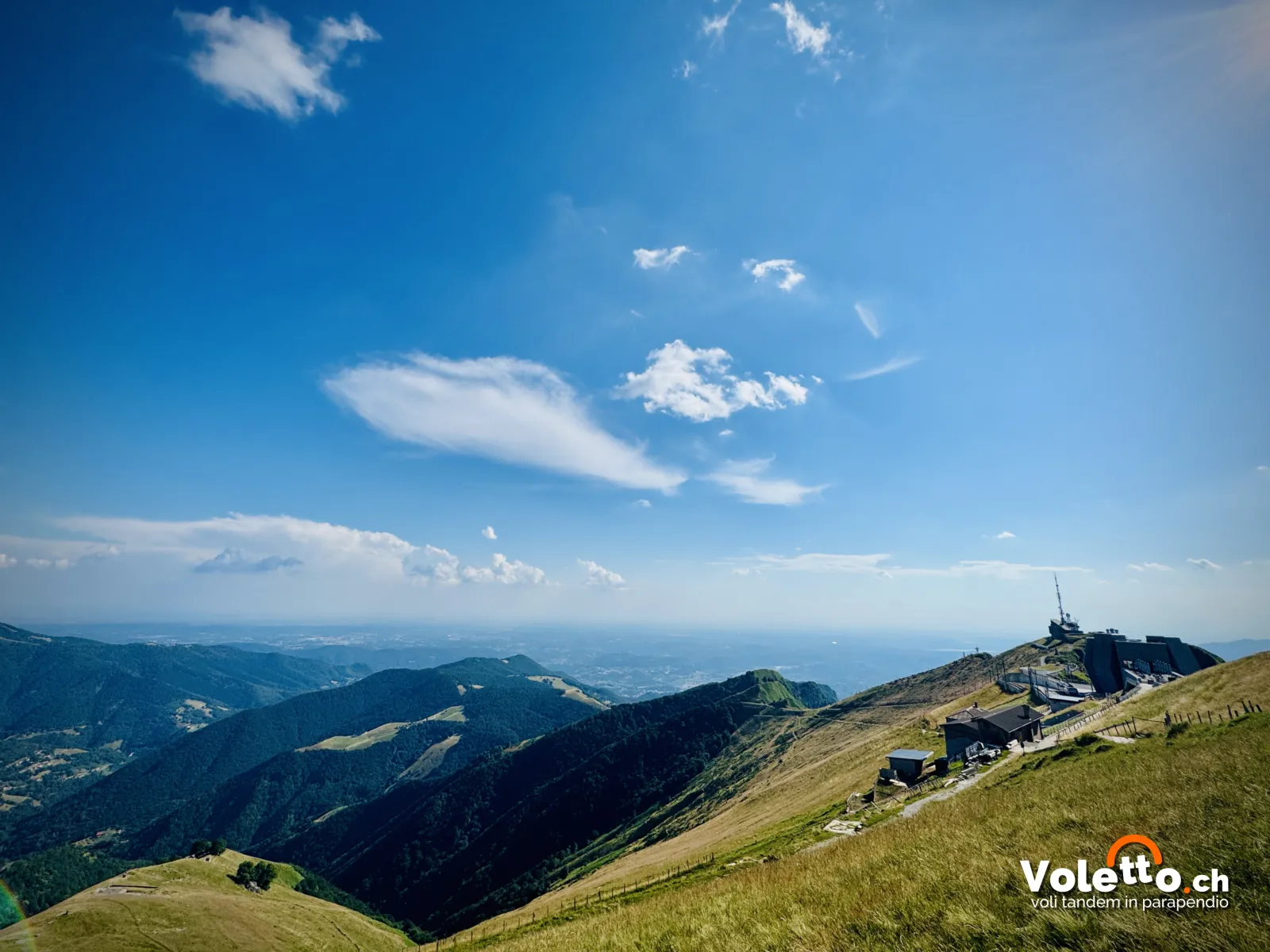 Panorama dal decollo del Monte Generoso verso la vetta e il Fiore di pietra