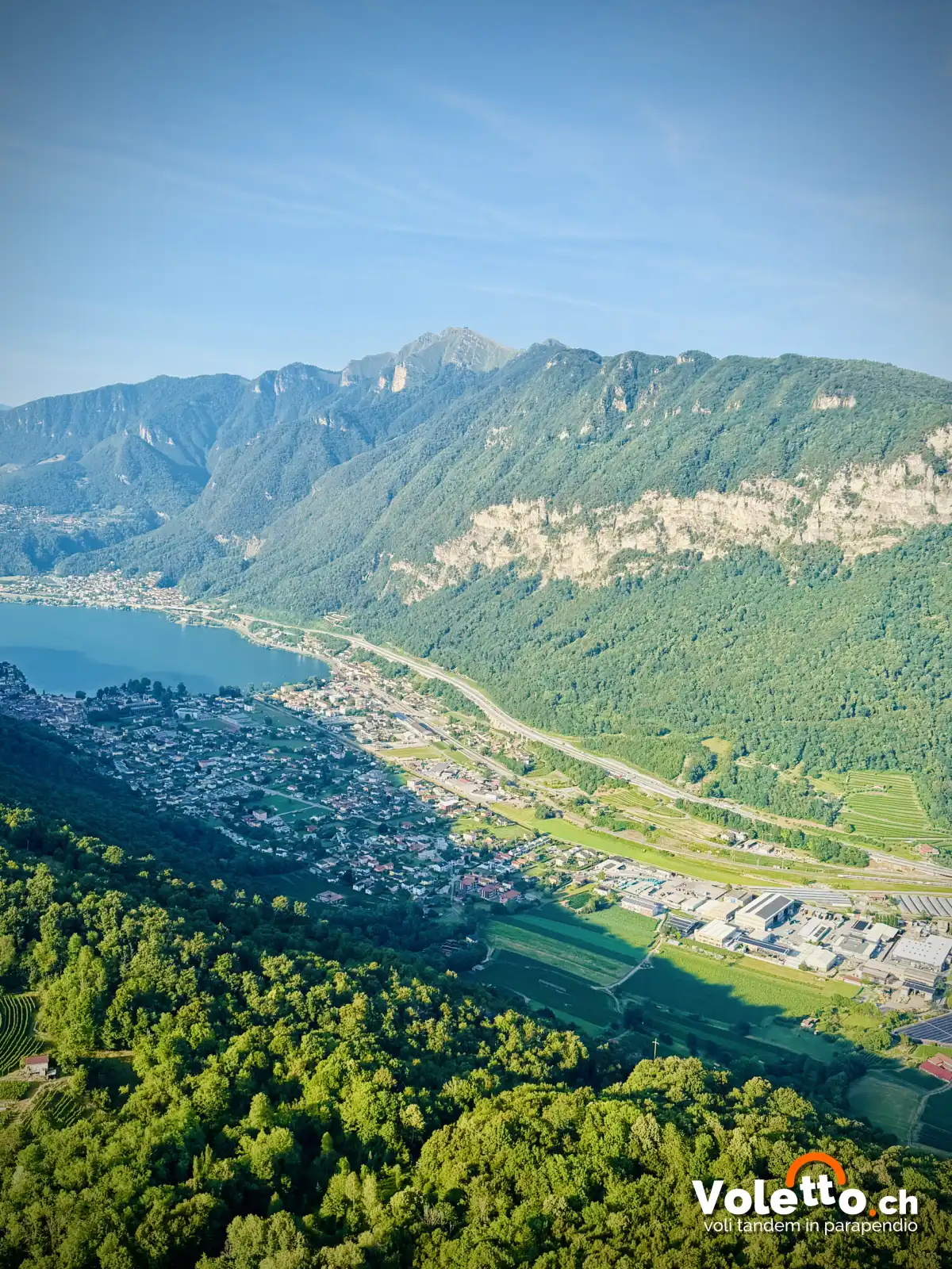 Capolago e le pendici del Monte Generoso visti in volo