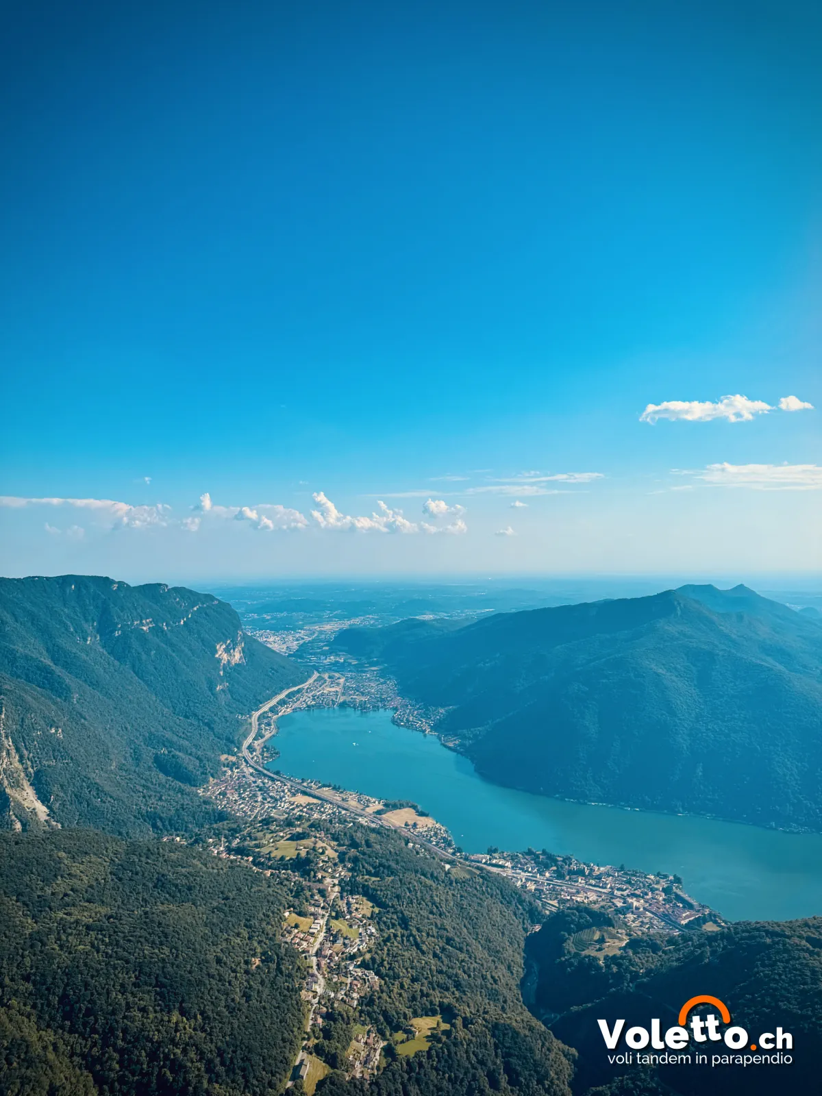 Il Lago di Lugano e Capolago visti dall'alto durante un volo tandem