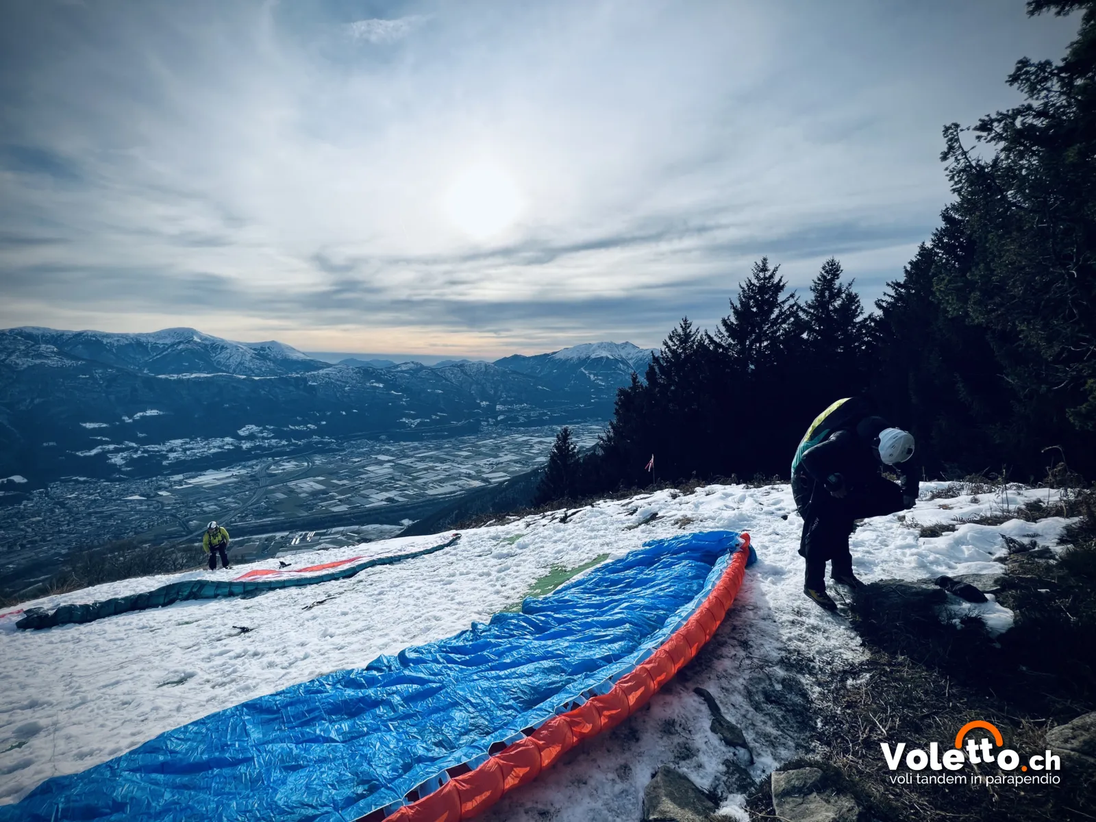 Vela stesa sulla neve al decollo del Mornera