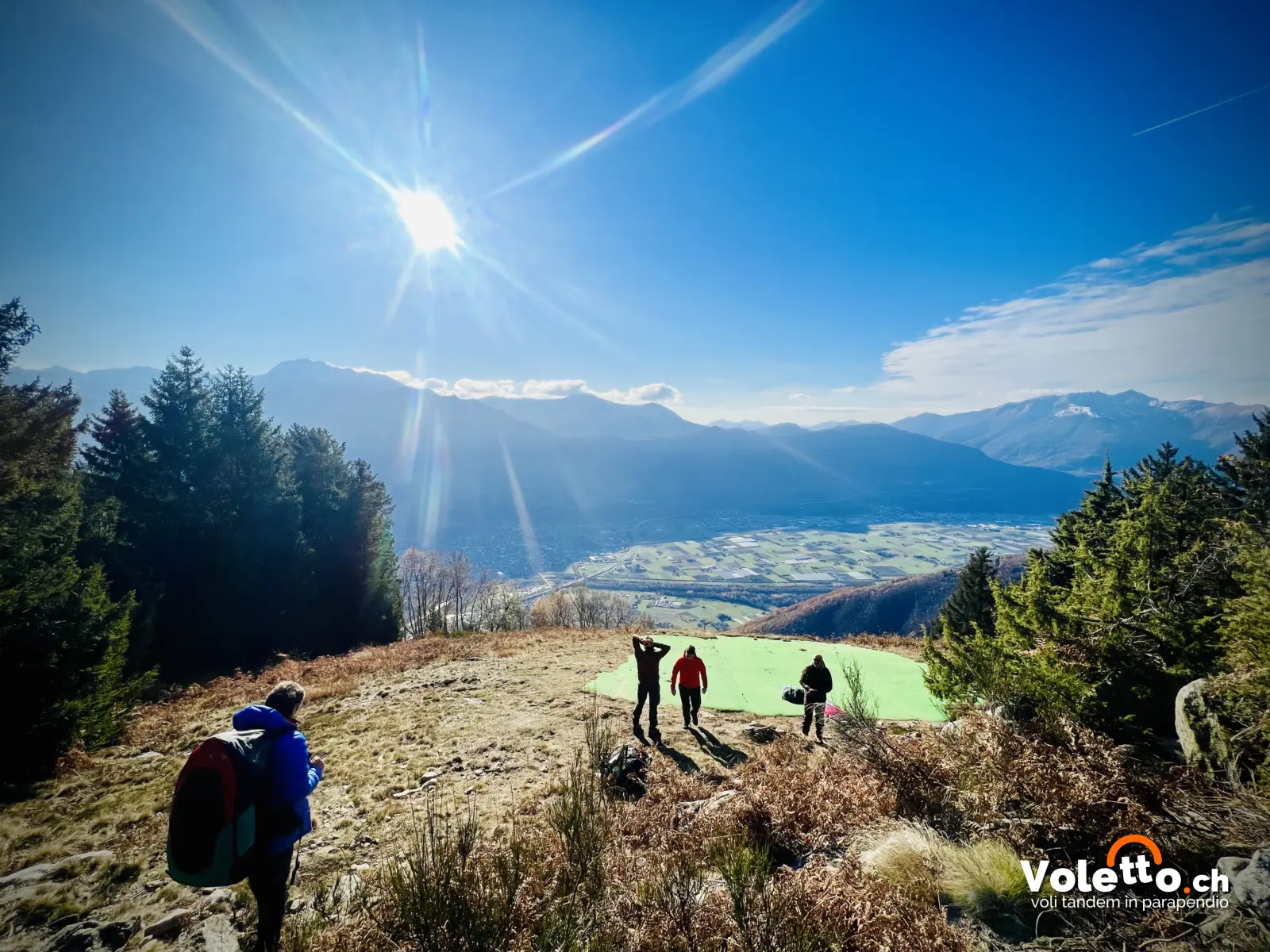 Piloti al decollo del Mornera con vista sul Bellinzonese