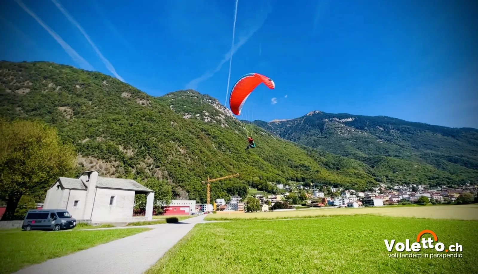 Parapendio in atterraggio accanto all'oratorio di Lumino