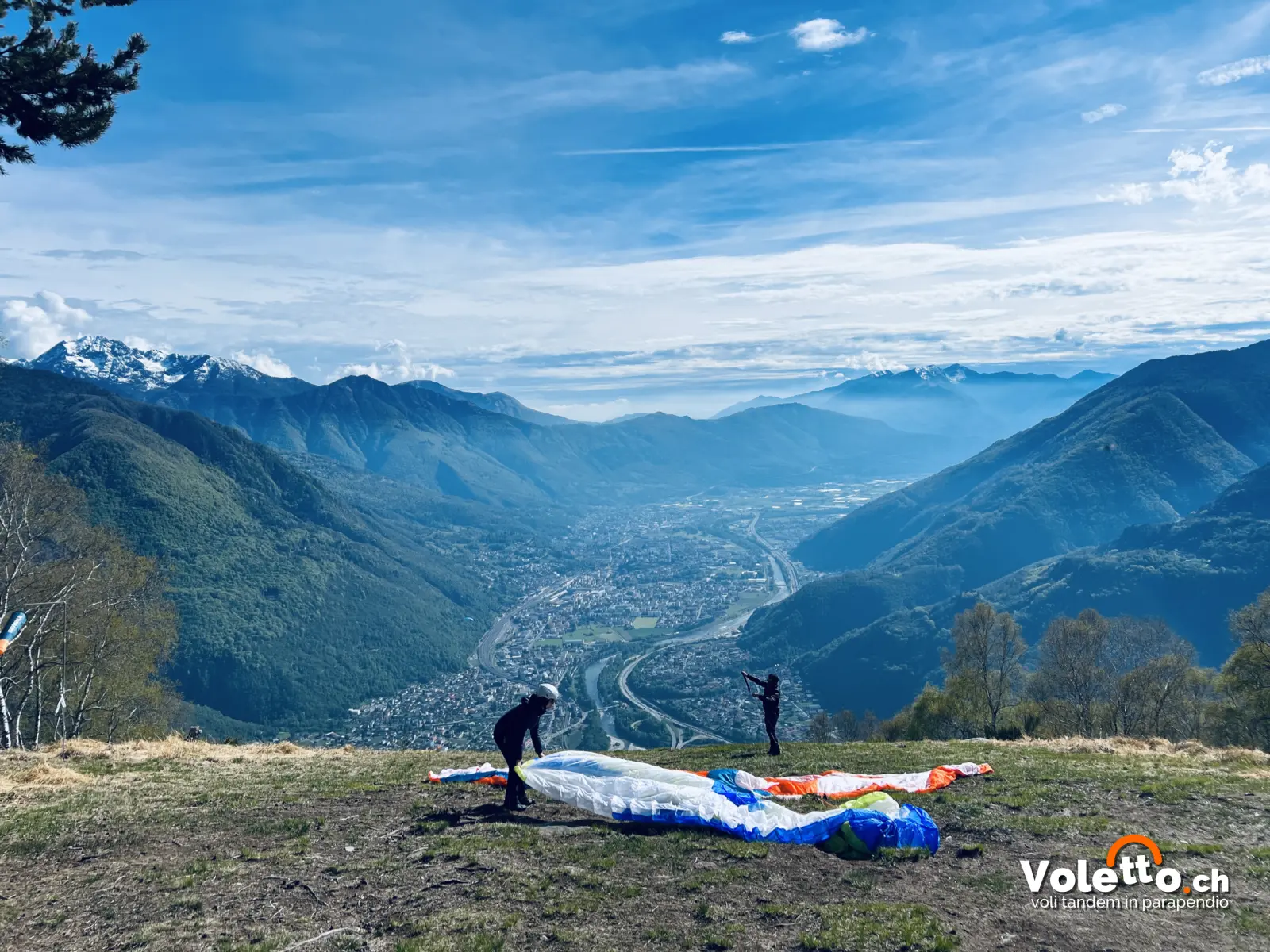 Preparazione al decollo di Parusciana con vista sulla valle