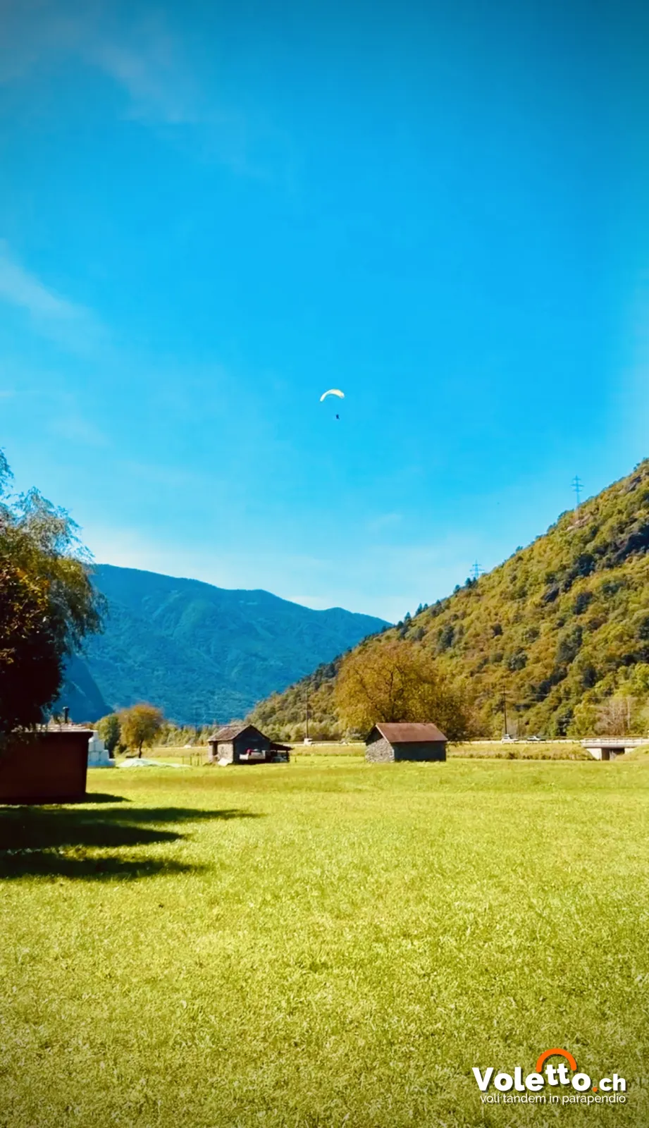 Il prato di atterraggio di Leggia vicino all'agriturismo