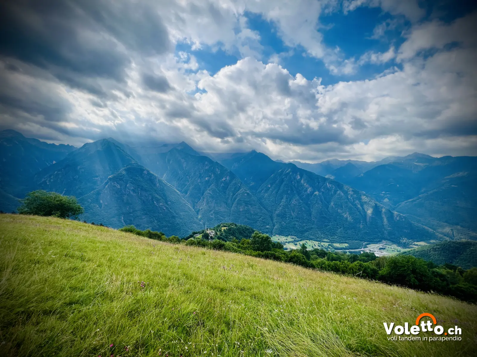 Il prato di decollo di Santa Maria in Calanca con vista sulle montagne